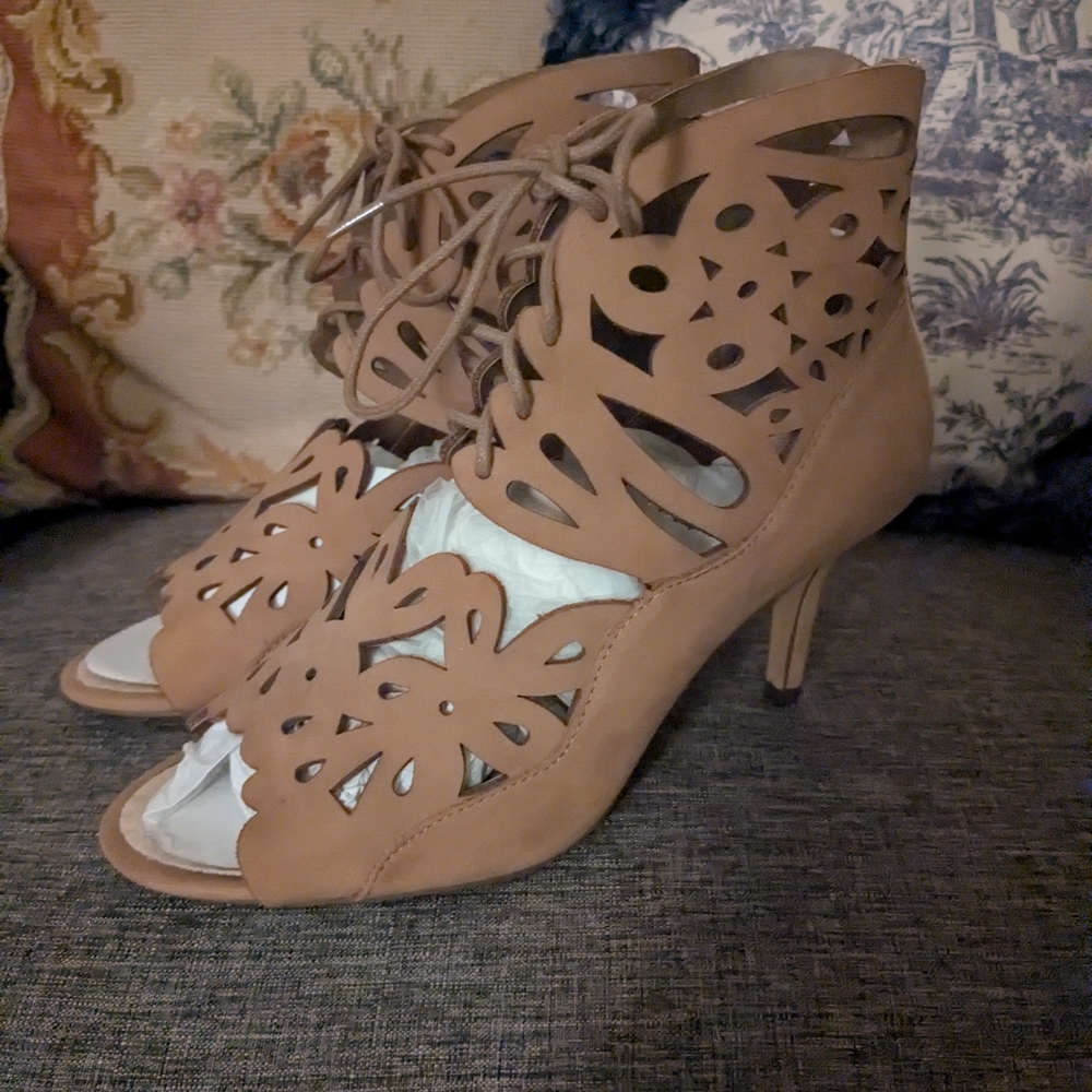 Gorgeous Sole Society Tan Lace-Up Cutout Heels